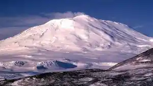 Ilustrasi-Gunung-Erebus-gunung-berapi-aktif-di-Antartika.jpg