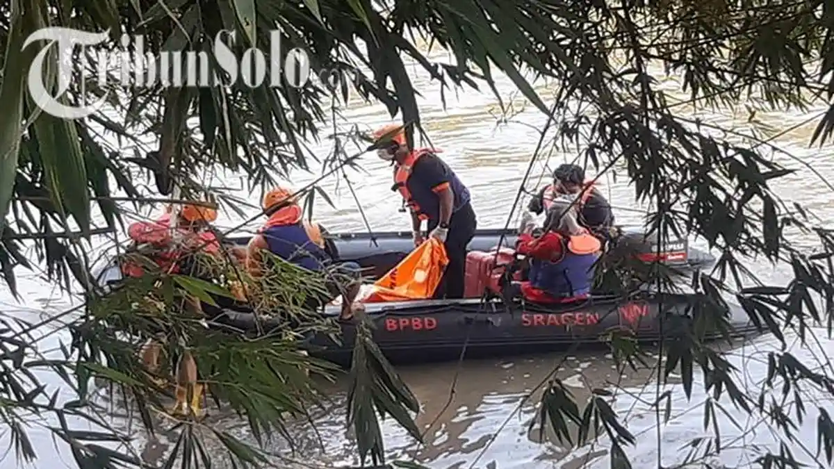Kagetnya Pemotor di Sragen Ini, Berhenti di Atas Jembatan Tak Disangka Lihat Mayat Wanita Terapung