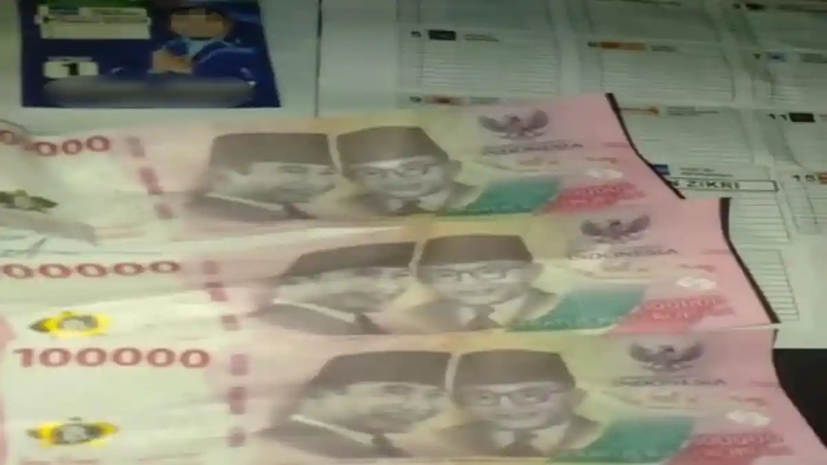 KLARIFIKASI : Ibu-ibu di OKI Pamer Amplop Berisi Uang dari Caleg di OKI