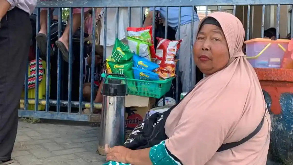 Lonjakan WNA di Pelabuhan Lembar Jadi Berkah bagi Pedagang Asongan