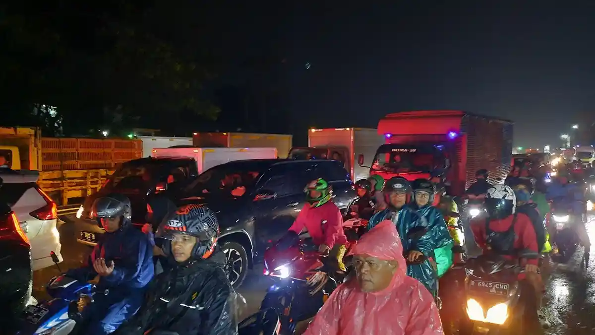 Lalu Lintas Jalan Raya Salabenda-Kemang Macet Parah Hingga 2 Kilometer, Ini Penyebabnya