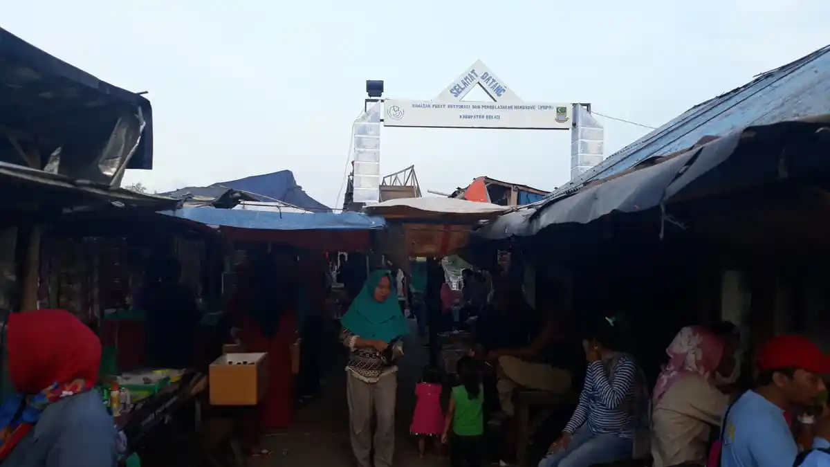 Pengunjung Minta Pedagang di Kawasan Wisata Jembatan Cinta Tarumajaya Ditata