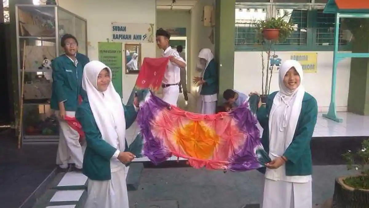 Murid MTsN Yogyakarta 1 Belajar Membuat Batik Jumputan