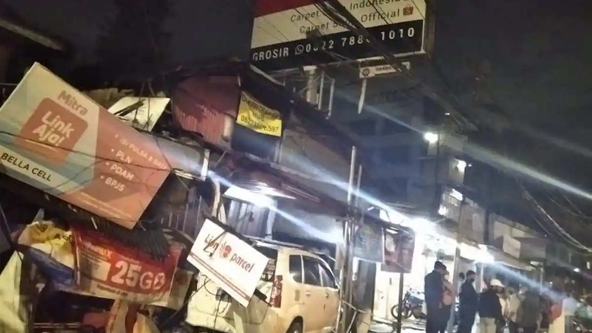 Diduga Hilang Kendali, Avanza Seruduk Pemotor Hingga Kios Ekspedisi di Tanah Abang
