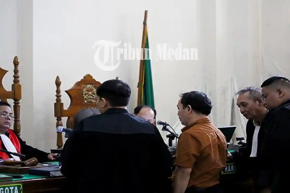 Berita Foto: DINILAI Tak Becus Mengurus Struktur, Hakim Sentil Kepala Pusbangnis UINSU - 14122023_MENGECEK-BERKAS_ABDAN-SYAKURO-1.jpg