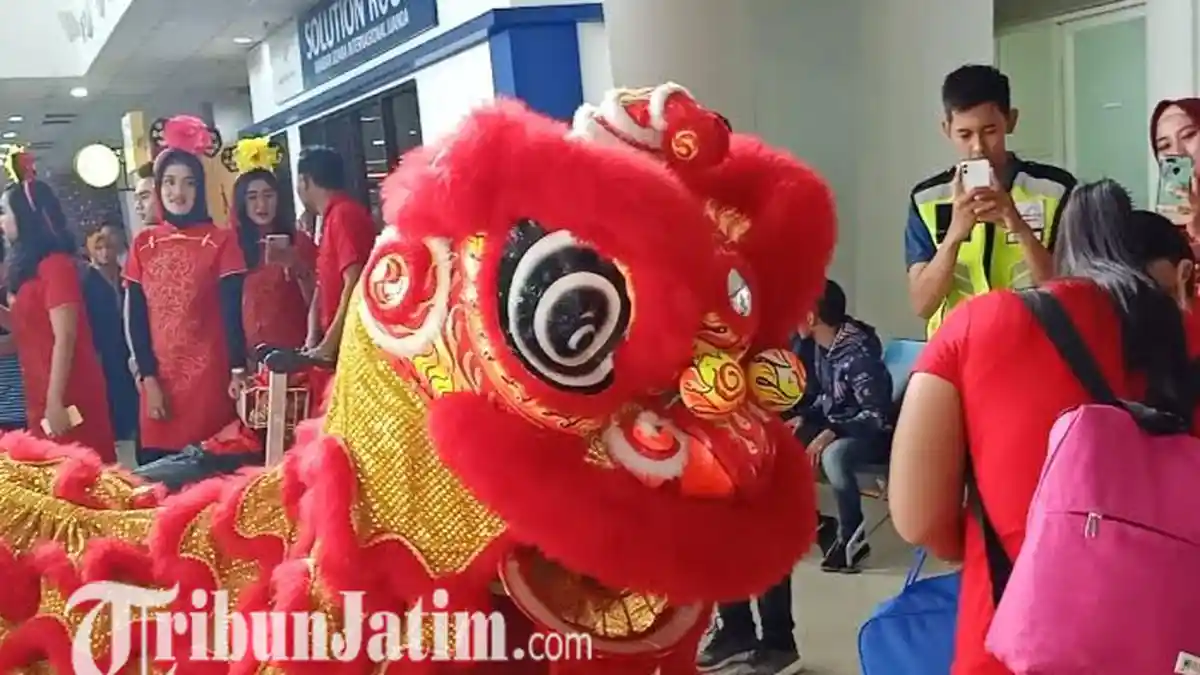 Sambut Tahun Baru Imlek 2571, Bandara Internasional Juanda Bagikan 150 Souvenir ke Penumpang