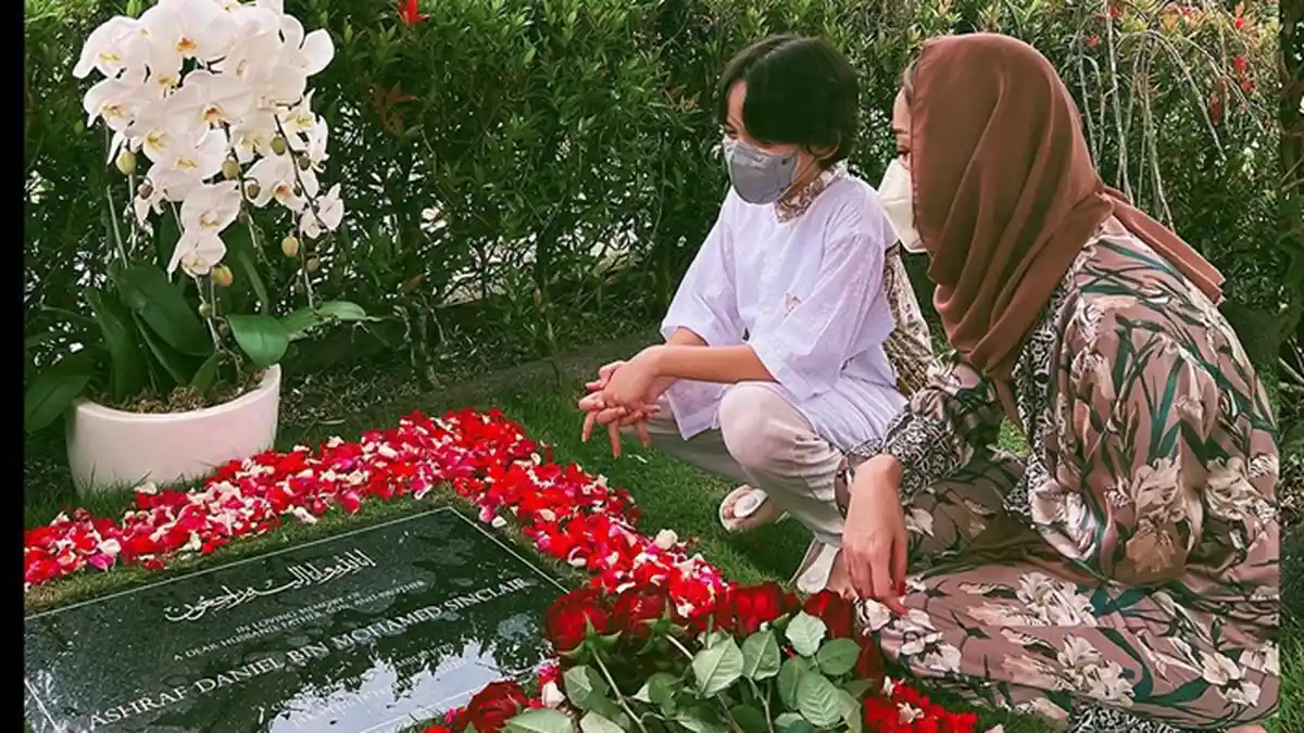 Bareng Noah, BCL Ziarah ke Makam Mendiang Ashraf Sinclair, 'Merindukanmu dan Selalu Mencintaimu'
