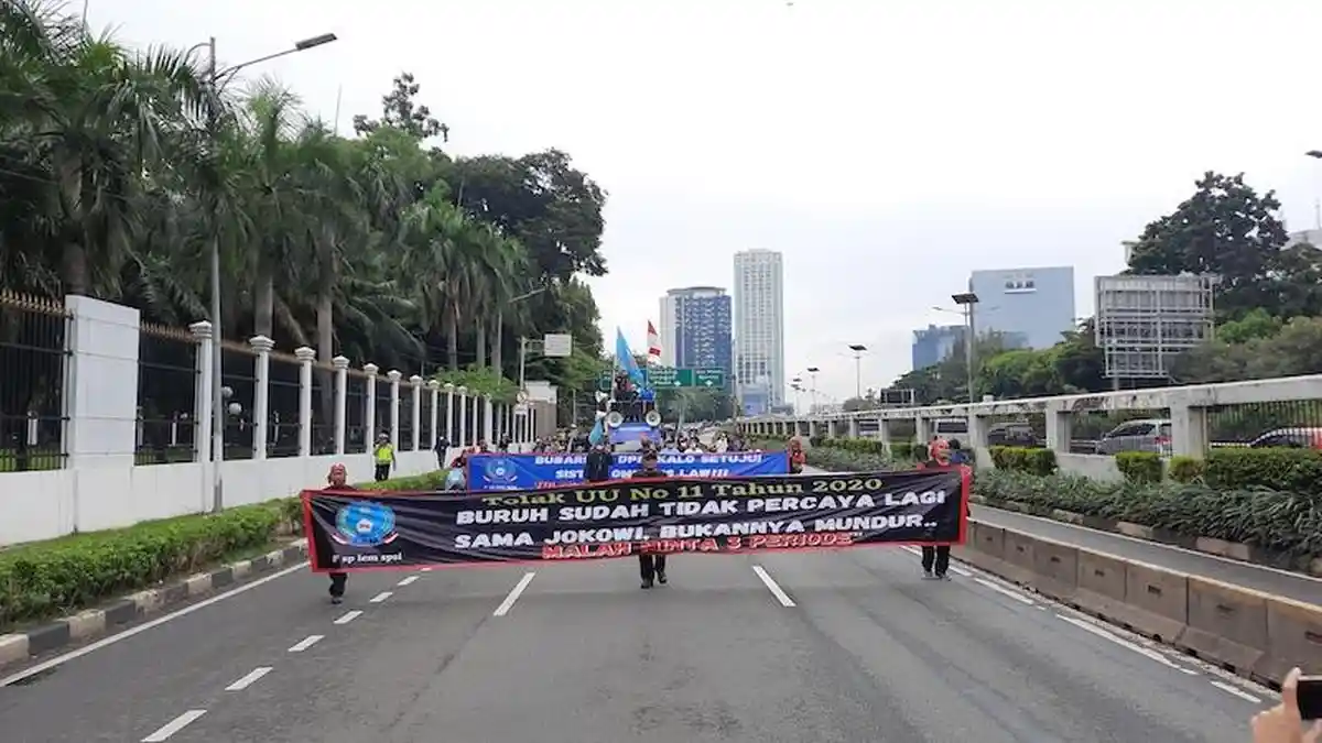 Massa Mulai Berbondong-bondong, Semakin Dekat Gedung DPR RI Orator Makin Memanas