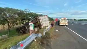 20250828_Truk-terguling-usai-kecelakaan-di-ruas-Tol-Pemalang-Batang_1.jpg