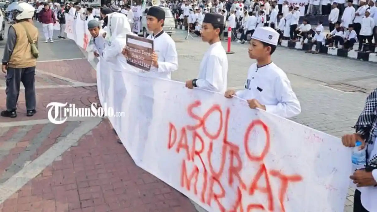 Ratusan Warga Gelar Aksi, Minta Semua Outlet Miras di Solo Ditutup