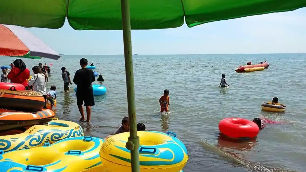 Pantai Ngebum Kendal Dipadati Pengunjung, Rokhim: Tapi Libur Iduladha Tahun Ini Jumlahnya Menurun