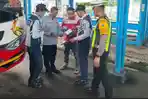 Jelan Ramadan, Polres Lamongan Lakukan Ramp Check Bus Wisata dan Penumpang di Terminal