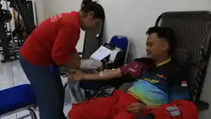 Suasana-donor-darah-di-Aula-Kantor-PLN-IP-UBP-Sanggau-di-Desa-Sungai-Batu.jpg