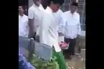video-detik-detik-sandiaga-uno-langkahi-makam-pendiri-nu.jpg