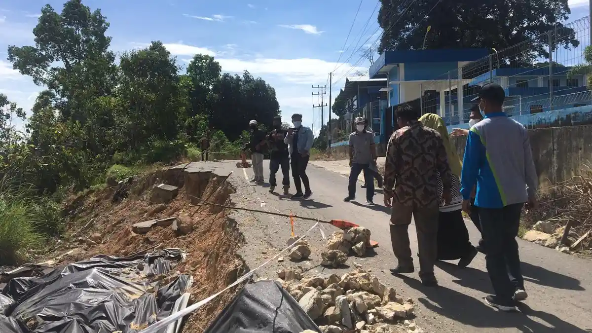 Tinjau Langsung Akses Jalan Longsor Menuju Kampung Gurimbang, Bupati Berau Minta Cepat Diperbaiki