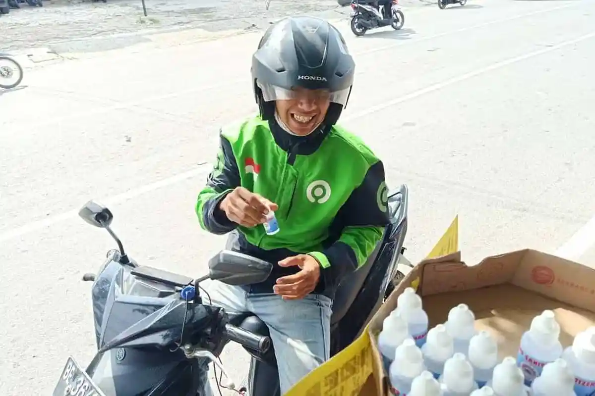 Cara Driver Ojol di Lampung Atasi Dampak Corona, Jualan Hand Sanitizer hingga Semprot Disinfektan