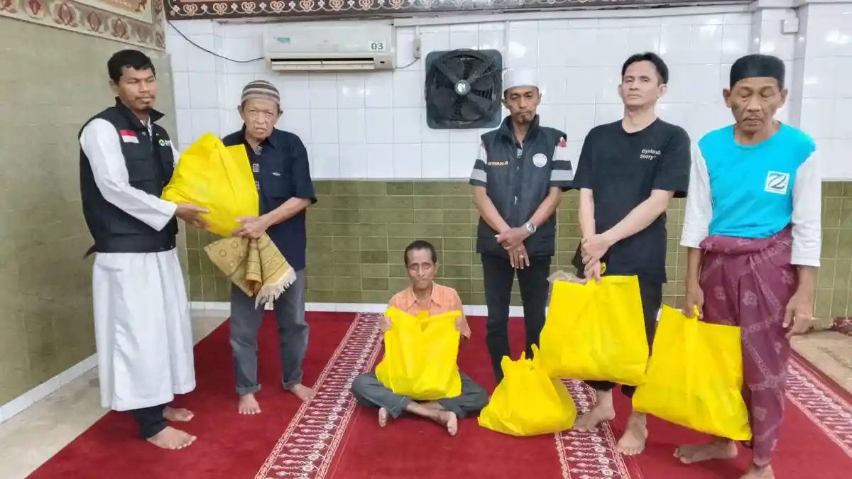 BMH Sulsel dan DPD Hidayatullah Makassar Tebar Paket Senyum Ramadhan di 15 Kecamatan - Penyaluran-Paket-Senyum-Ramadhan-oleh-BMH-Sulsel.jpg