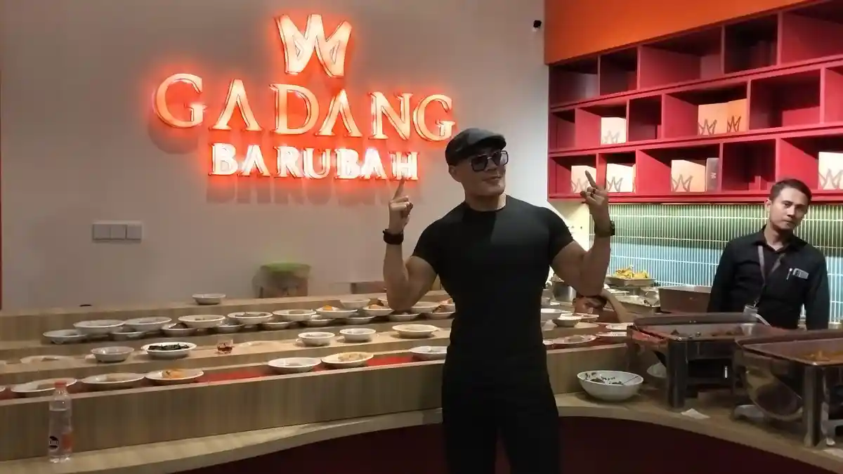 Deddy Corbuzier Buka Restoran Padang di Mal Cikarang, Pakai Conveyor Belt Sajikan Menu Masakan