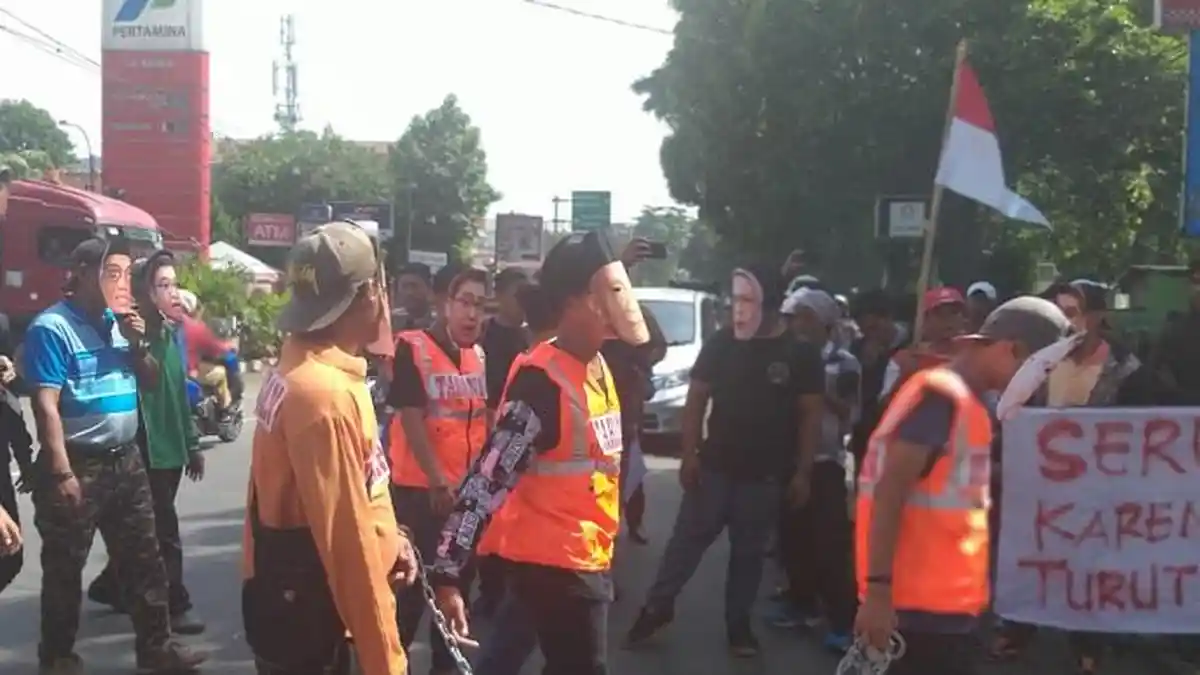 Massa FPKS Unjuk Rasa di PN Jaksel, Minta Fadli Zon Dihadirkan dalam Persidangan