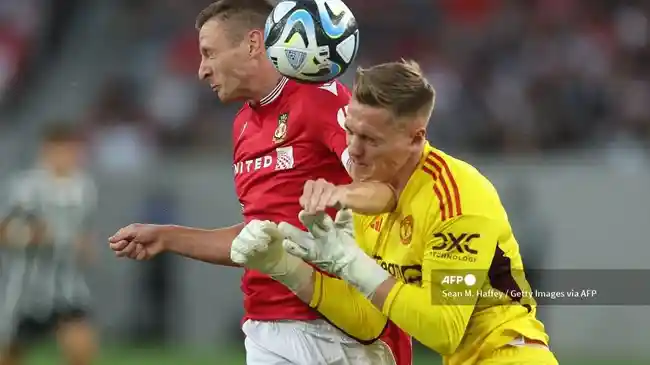 Sorotan Hasil Pramusim: Kiper Muda MU Bikin Pemain Wrexham Terkapar hingga Cedera Paru-paru