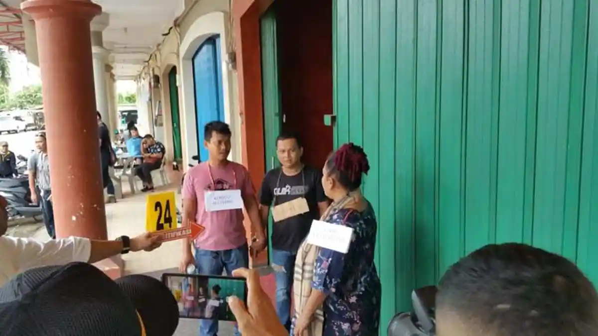 Polisi Gelar Rekonstruksi Kematian Apeng, Jasad Terbakar di Karaoke Hawaii Batam