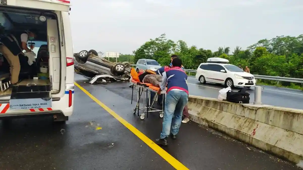 Diduga Sopir Mengantuk, Mobil Tabrak Median Hingga Terbalik di Jalan Tol Pekalongan