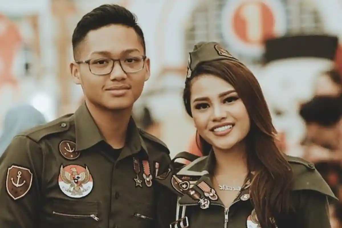 Bukti Sayang, Azriel Hermansyah Tutupi Bagian Tubuh Aurel yang Terbuka di Foto, Netizen Salut!