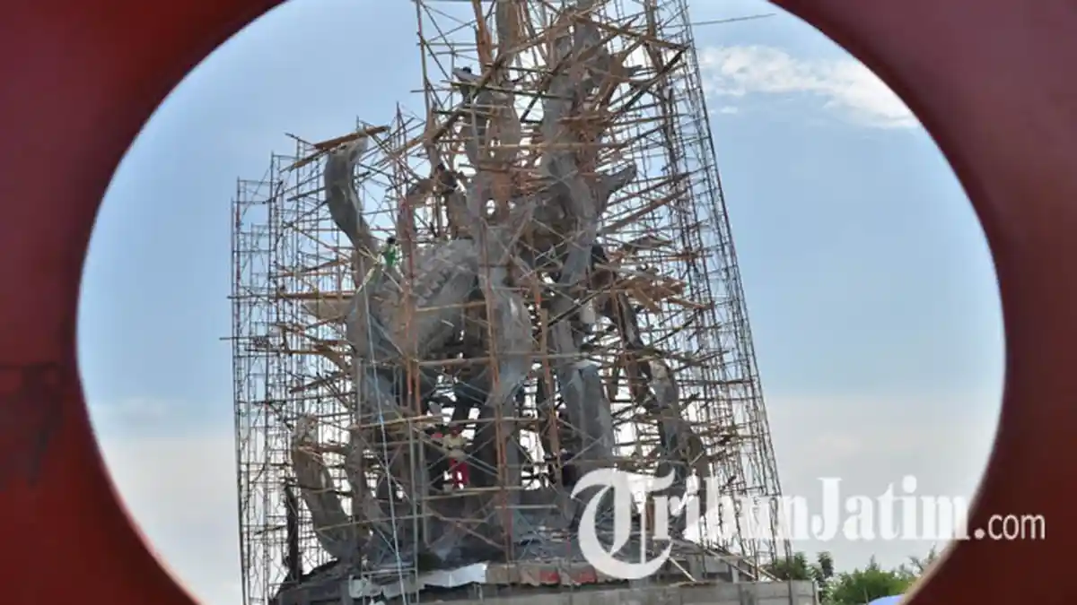 Jadi Ikon Baru di Surabaya, Patung Suro & Boyo Setinggi 42 Meter Ini Selesai Pada Mei Nanti