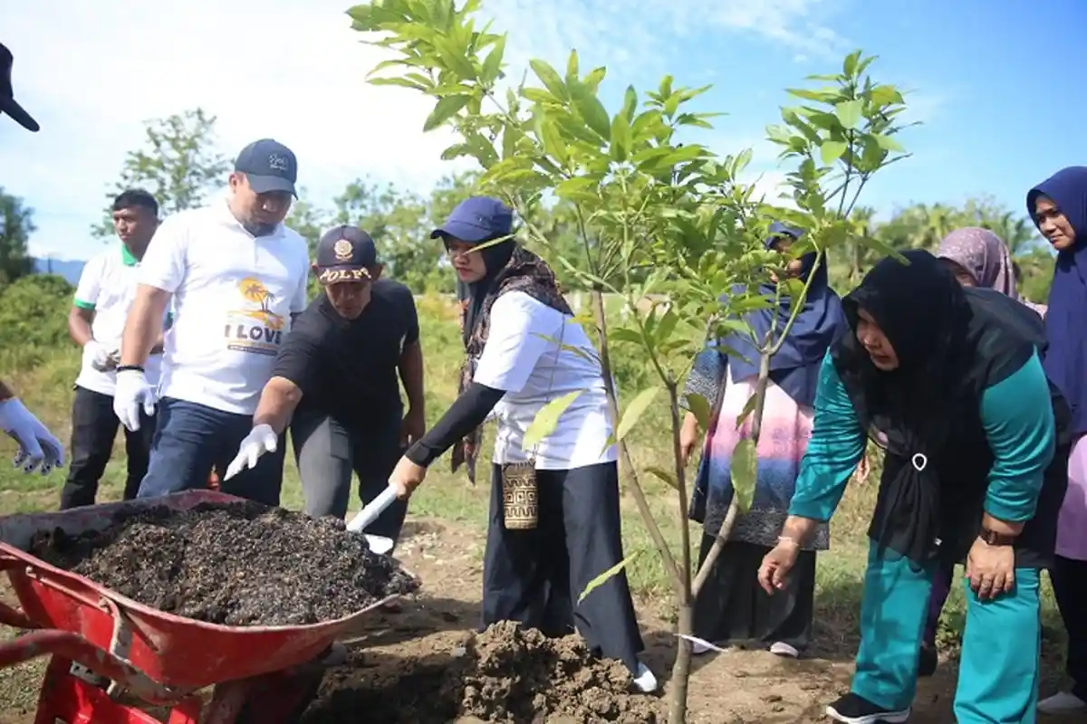 Pj Bupati Aceh Besar Pimpin Aksi 1 Jam Pungut Sampah dan Tanam Pohon di Oemar Diyan Indrapuri
