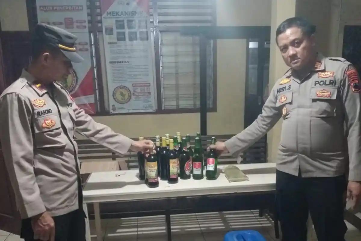 Polisi Sita 20 Liter Tuak dalam Rangka Operasi Cipta Kondisi di Ajibarang Banyumas