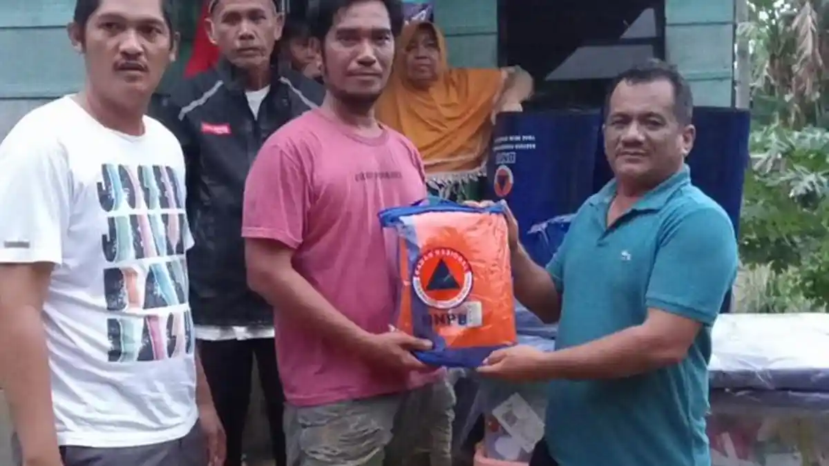 Korban Puting Beliung di Aceh Tamiang Terima Bantuan Material Bangunan, Simbolis Diserahkan Wabup
