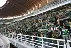 surabaya/Boonek-suporter-Persebaya-saat-memenuhi-Stadion-Gelora-Bung-Tomo-GBT.jpg