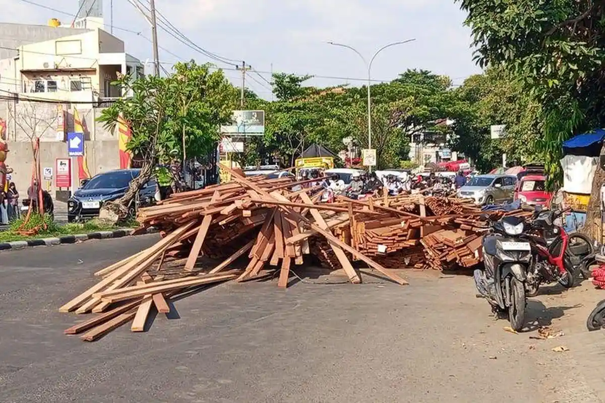 "Sakit Semua" Tubuh Sugeng Tambal Ban Terjepit Tumpukan Kayu, Kecelakaan Truk di Ngaliyan Semarang