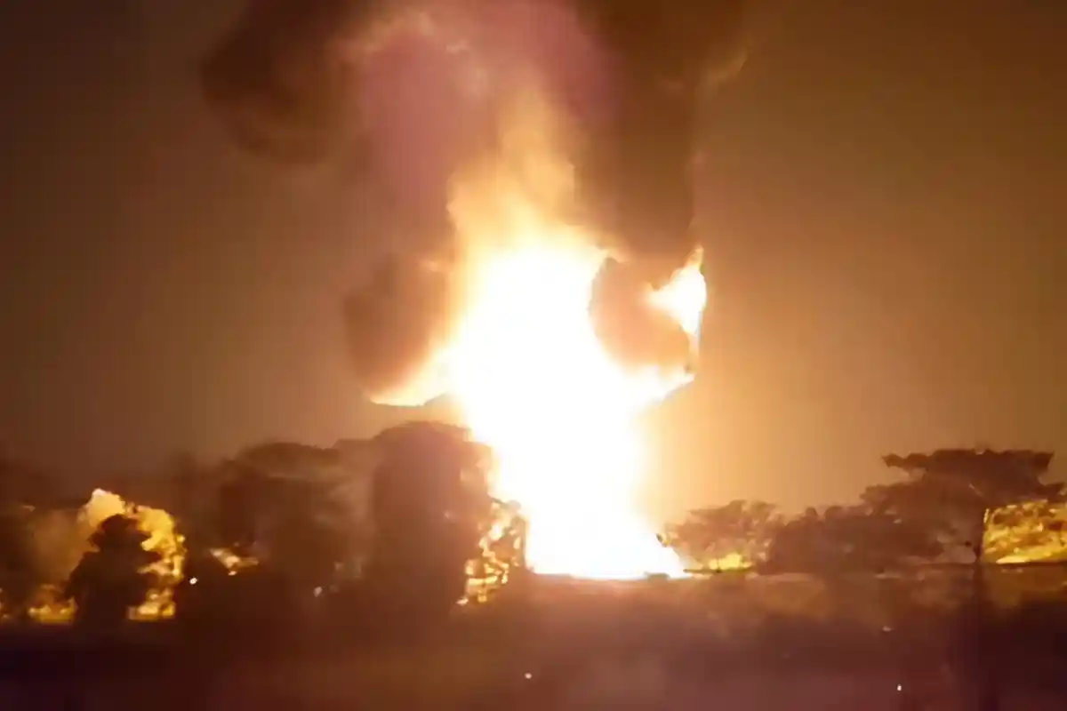 BREAKING NEWS: Truk Tangki BBM Meledak di Tol Ngawi, Kobaran Api Menjulang Tinggi