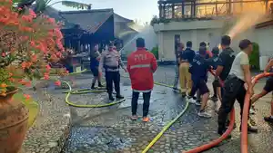 Petugas-melakukan-pemadaman-kebakaran-bangunan-Agung-Restoran-di-area-Hotel-Club-Med.jpg