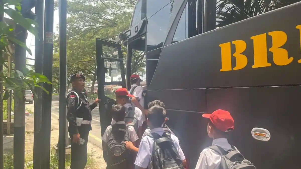 Brimob Sumut Peduli, Antar Pulang Anak Sekolah: Polisi Sahabat Anak di Tanjung Morawa