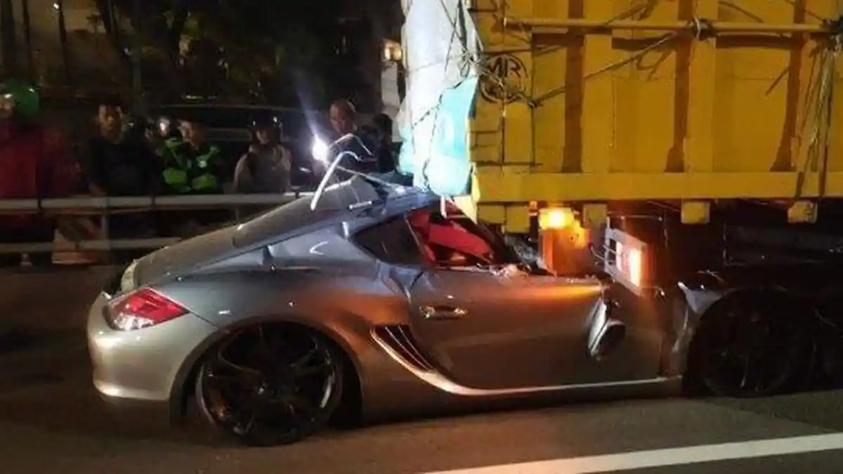 Sosok Pengemudi Porsche yang Tabrak Truk hingga Terseret 150 Meter, Masih Mahasiswa, Videonya Viral
