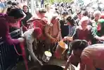 Warga Berebut Mandi di Sumur Pengantin Masjid Pusaka Indramayu, Dikenal Keramat dan Bisa Bawa Berkah