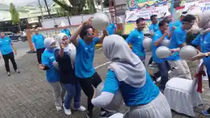 Kemeriahan-karyawan-pada-momen-lomba-balon-punggung.jpg