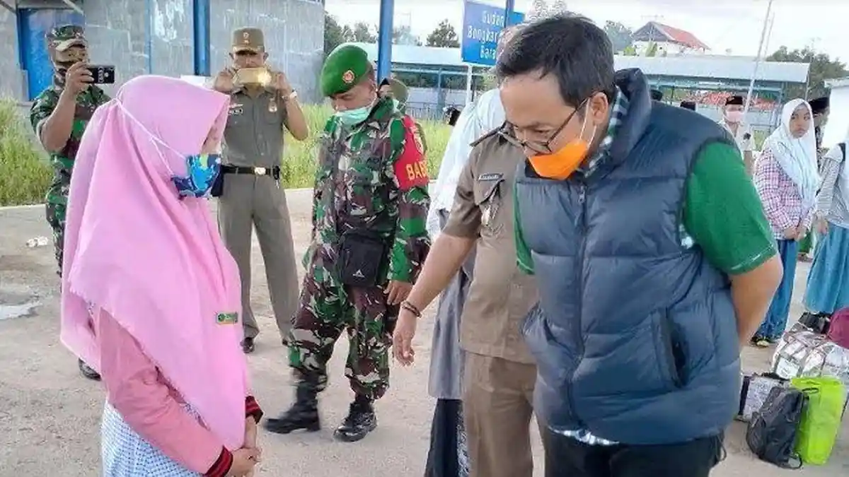 Pulang Kampung, 90 SantriAsalPamekasan Disemprot Disinfektan