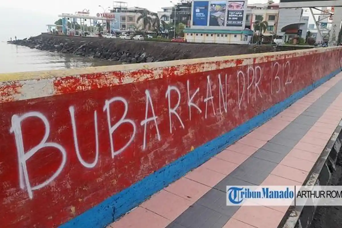 Jembatan Kuning Sario Jadi Korban Vandalisme, Penuh Corat Coret, Begini Isinya