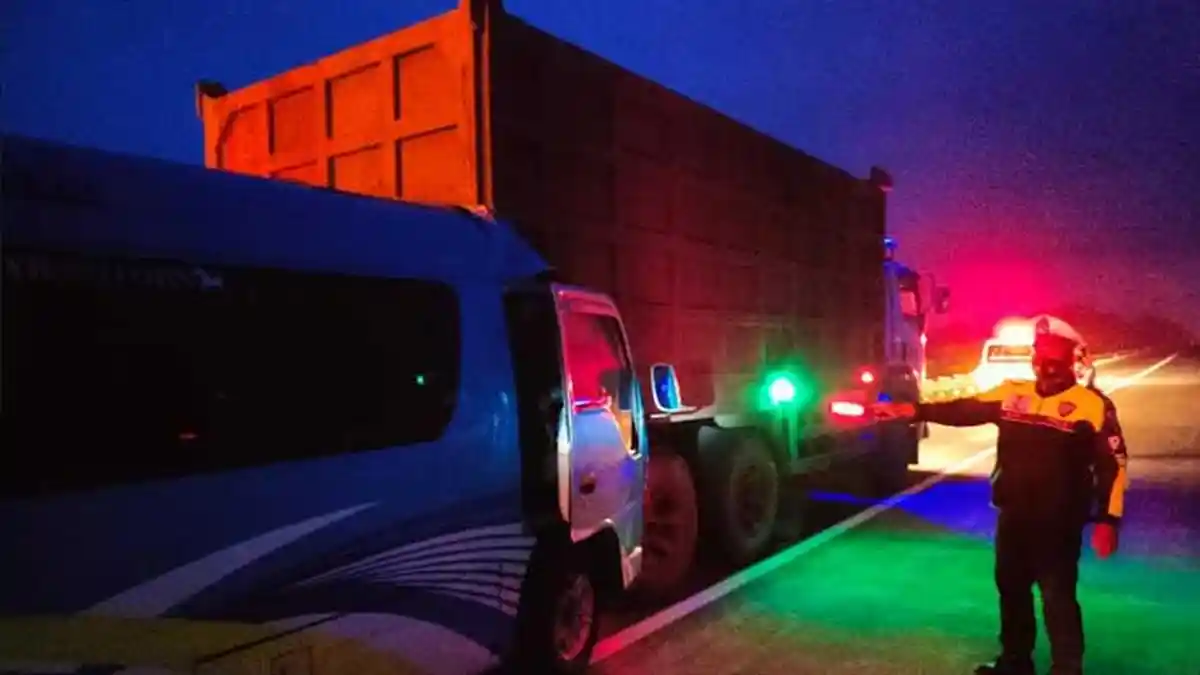 Diduga Sopir Mengantuk, Minibus Elf Hantam Truk di Tol Jombang, Satu Orang Tewas