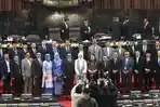 Sejumlah-Anggota-MPR-berfoto-usai-Sidang-Paripurna-MPR-di-Gedung-Nusantara.jpg