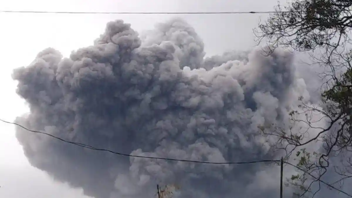 VIDEO Gunung Semeru Meletus, Semburkan Awan Panas Sejauh 4,5 KM, Warga Diminta Waspada