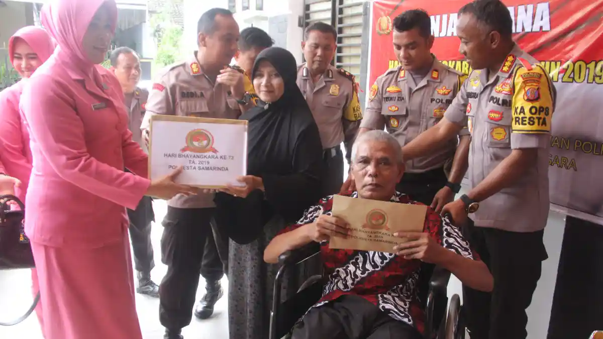 Hut Bhayangkara ke-73, Polresta Samarinda Beri  Sepeda ke Korban Bom Oikumene