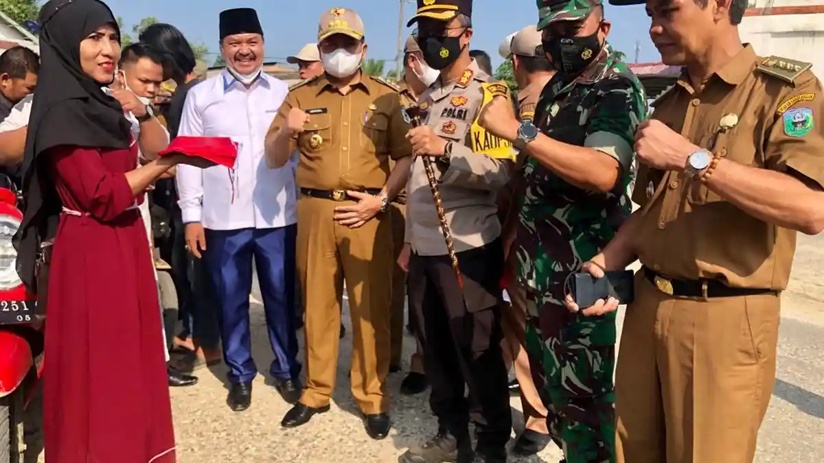 Semarakkan HUT RI ke-77, Pemkab Sarolangun Berbagi Bendera Gratis ke Warga