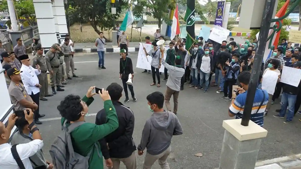 Didemo Soal Kebakaran Hutan, Wabup Berau Tantang Mahasiswa Turun ke Hutan Padamkan Api