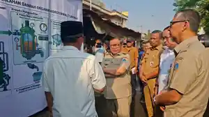 PEMILAHAN-SAMPAH-Pramono-Anung-didampingi-Wali-Kota-Jakarta-Timur-Munjirin.jpg