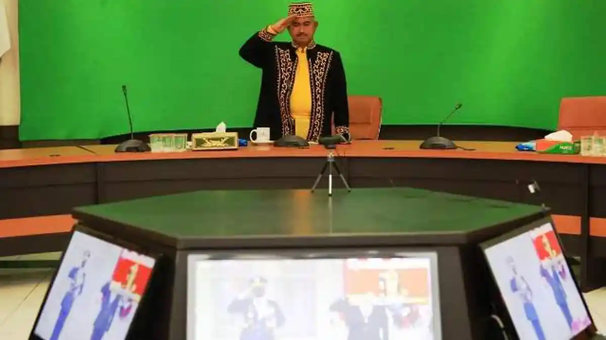 Walikota Khairul Kenakan Pakaian Adat Tidung Saat Penurunan Bendera 