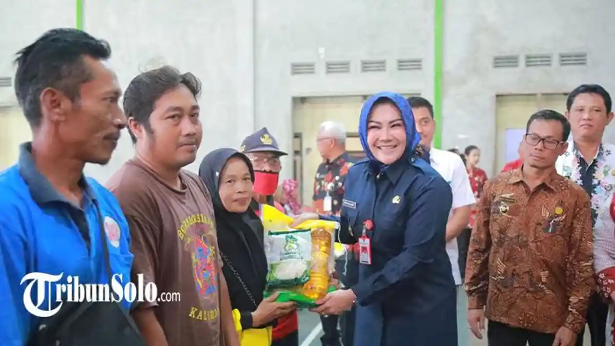 Bupati Sri Mulyani dan Wabup Yoga Hardaya Pantau Pelaksanaan Pasar Murah di Desa Sawahan Juwiring